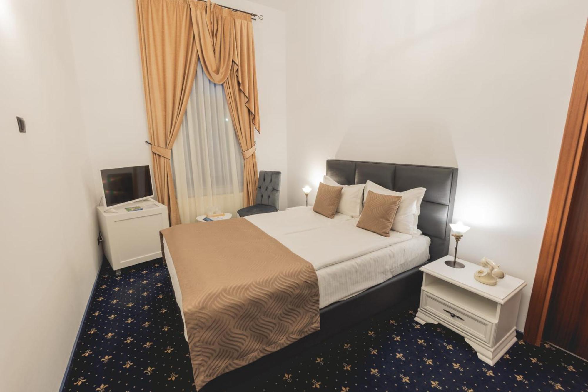 Hotel Carol - Vatra Dornei Ngoại thất bức ảnh