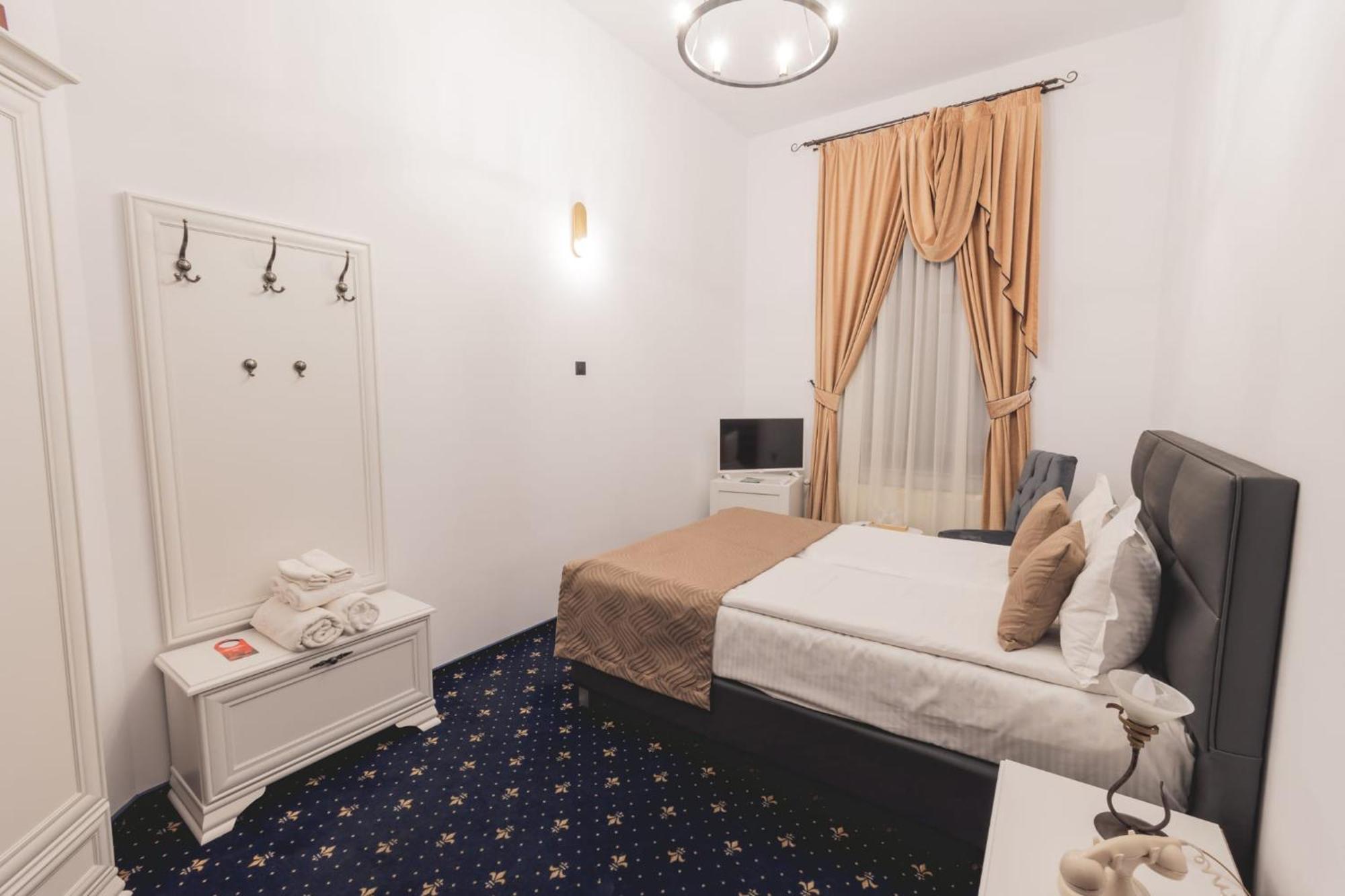 Hotel Carol - Vatra Dornei Ngoại thất bức ảnh