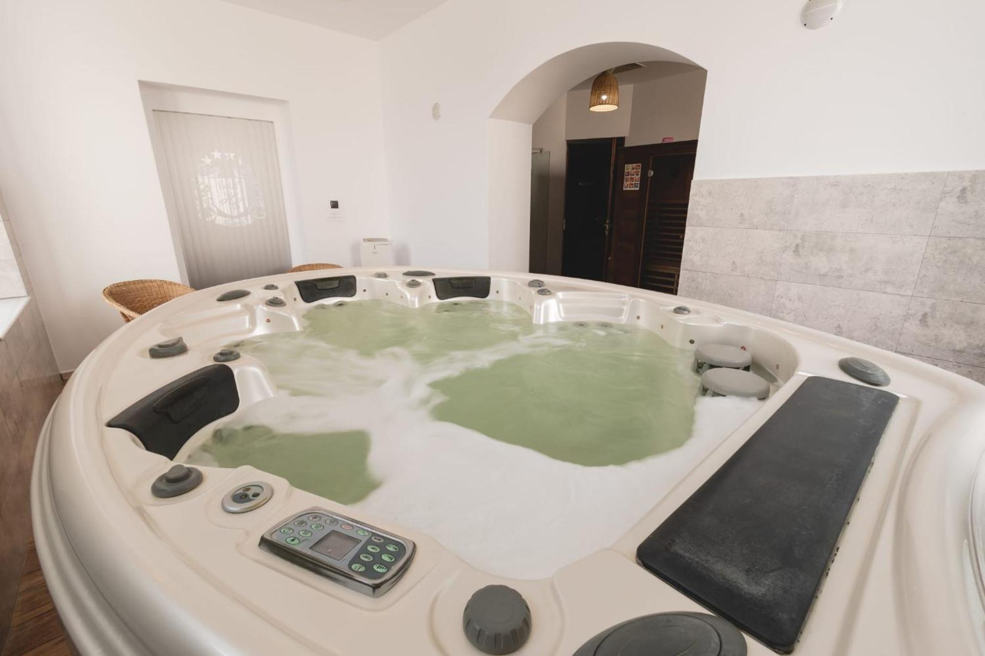 Hotel Carol - Vatra Dornei Ngoại thất bức ảnh