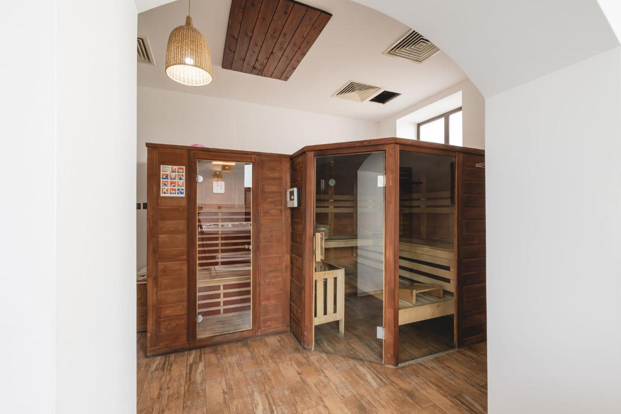 Hotel Carol - Vatra Dornei Ngoại thất bức ảnh